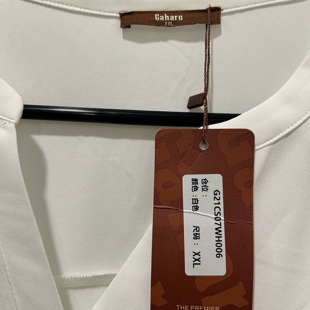 Gaharu (NWT) V-Neck Blouse with 3/4 Sleeve - Picture 4 of 6